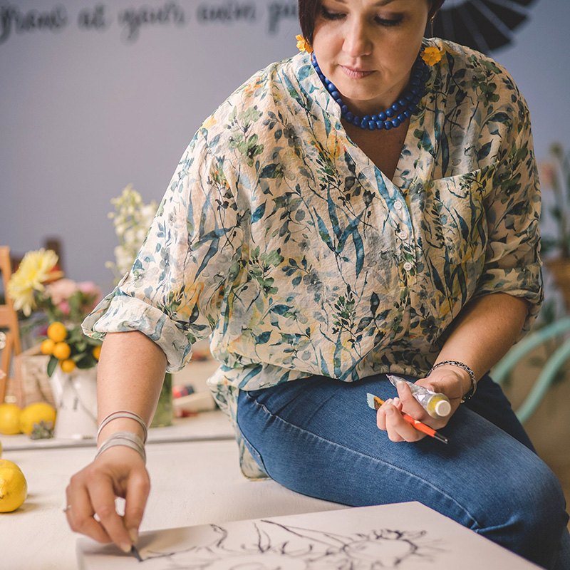 Janet-Bester-South-African-artist-sketching-on-a-canvas